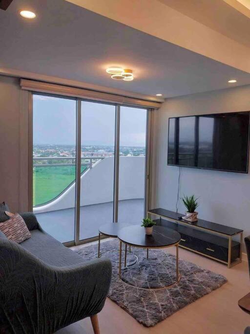 1Bedroom Unit At Azure North With Netflix Up To 6Pax Сан-Фернандо Экстерьер фото